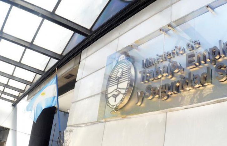 El Gobierno prorrogó hasta fin de año la prohibición de despidos.