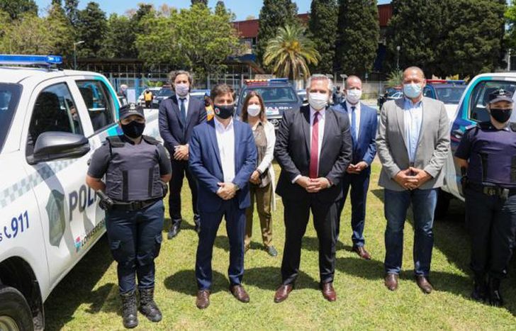 Alberto entregó móviles policiales para la Bonaerense en Lomas.