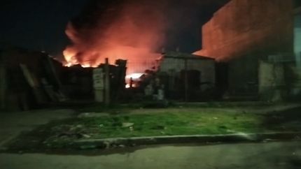 Tres dotaciones de&nbsp;Bomberos Voluntarios&nbsp;de&nbsp;Lomas de Zamora&nbsp;trabajaron para apagar el&nbsp;incendio.