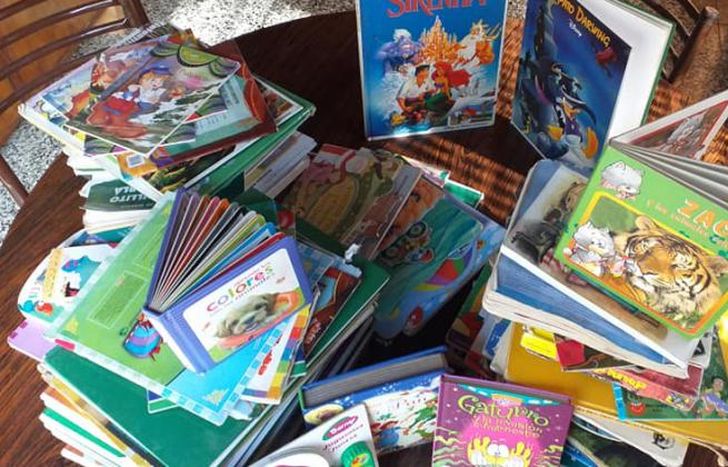 Van a entregar libros y juguetes.