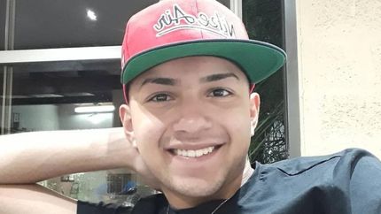 La víctima fue baleada en la cabeza cuando estaba en un auto.