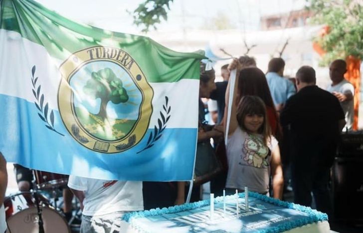 Turdera cumplió 50 años y ya tiene su propia bandera creada por una adolescente.