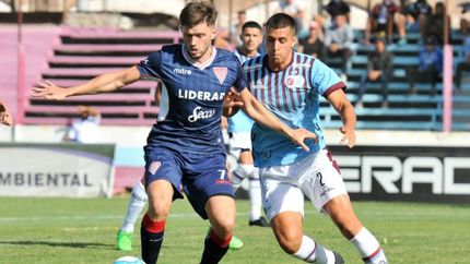 Matías Linas domina el balón ante la marca de Núñez.