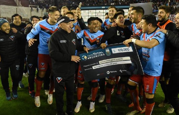 Los jugadores del Tricolor festejan con el cheque el pase a octavos de final