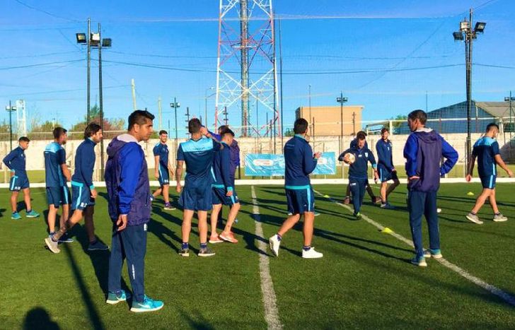 Después de 23 días de descanso, el Gasolero puso primera en la cancha auxiliar del Beranger.