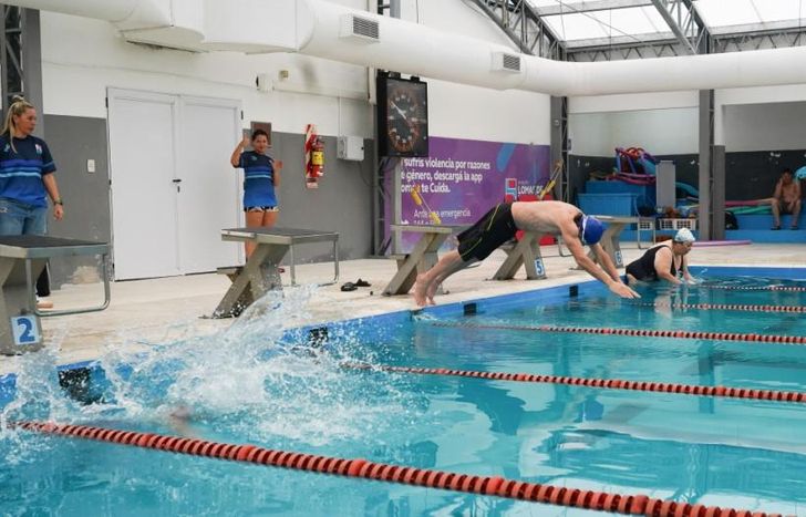 Las piletas tienen instalaciones y equipamiento de primer nivel.