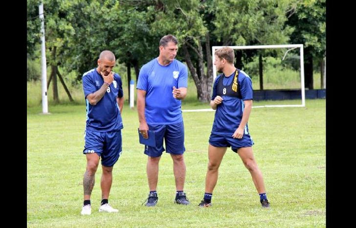 Aldrico, con dos referentes del plantel, durante el entrenamiento.