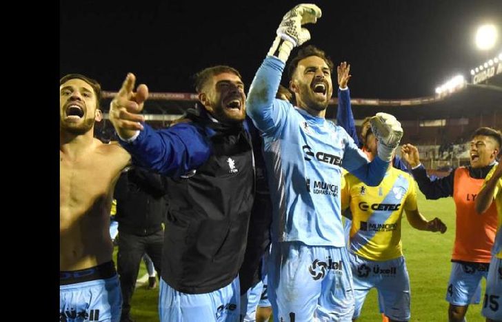 Después del sufrimiento de los penales, el plantel festejó con sus hinchas.