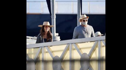 DiCaprio, con barbijo y novia argentina