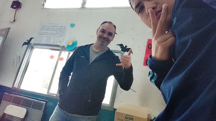 Junto al profe Leonel Chainski que actuó en el video viral.&nbsp;