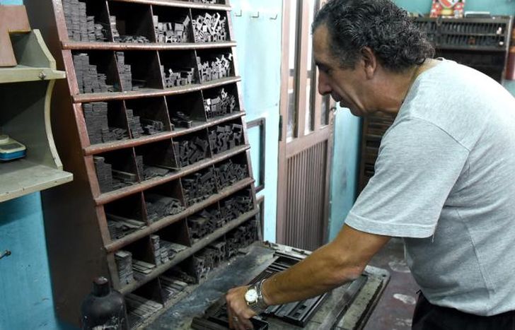 El arte de armar palabras, letra por letra, en las manos de Fabián.