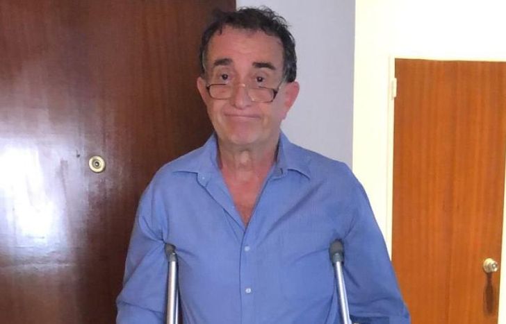 El doctor, con muletas.
