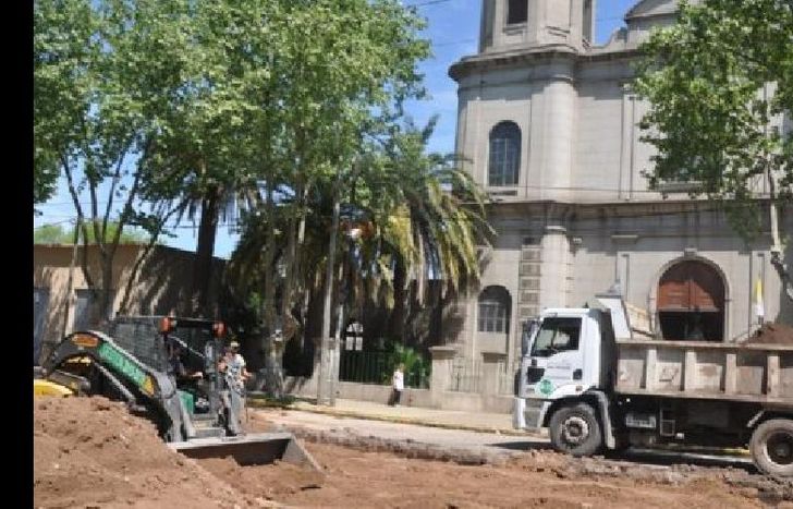 Los trabajos avanzan frente a la plaza de San Vicente.