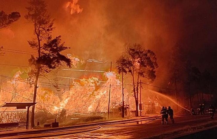 Un depósito quedó destruido por el feroz incendio.
