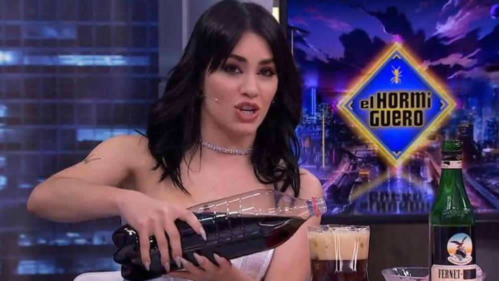 Lali Espósito cortó una botella y armó un fernet  cola en vivo en España