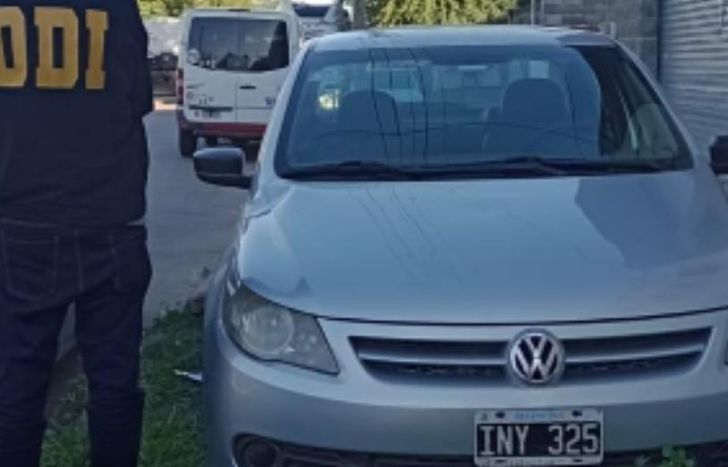 Los policías constataron que la patente del vehículo era falsa.