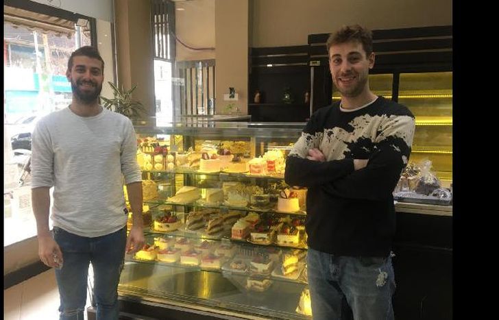 Guido (de blanco) y su hermano Matías, hijos de Juan Trigo.
