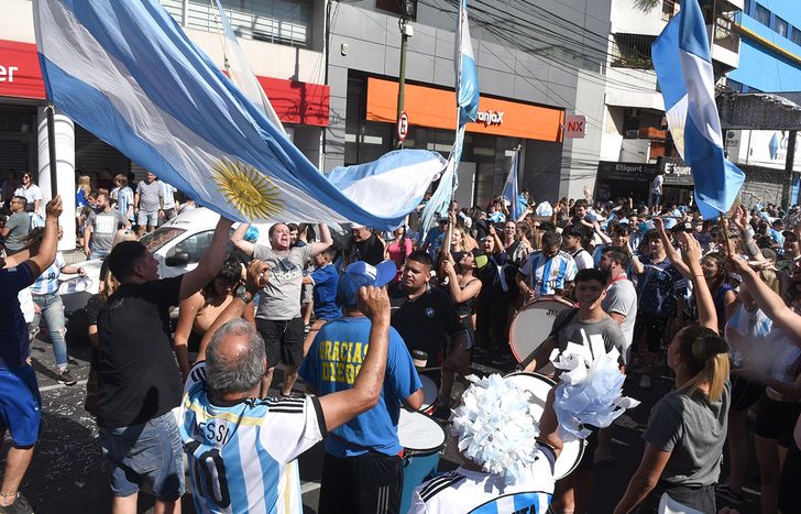 Los festejos de Qatar, imposibles de olvidar en Lomas.