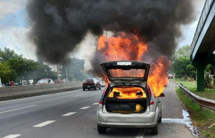 El auto se quemó por completo en plena autopista.