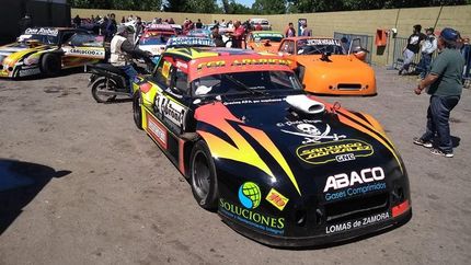 Con motor nuevo, El Perla Negra de Fernando Aparicio reapareció en el autódromo Mouras de La Plata.