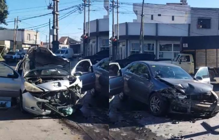 Ambos autos quedaron practicamente destruidos tras el choque.