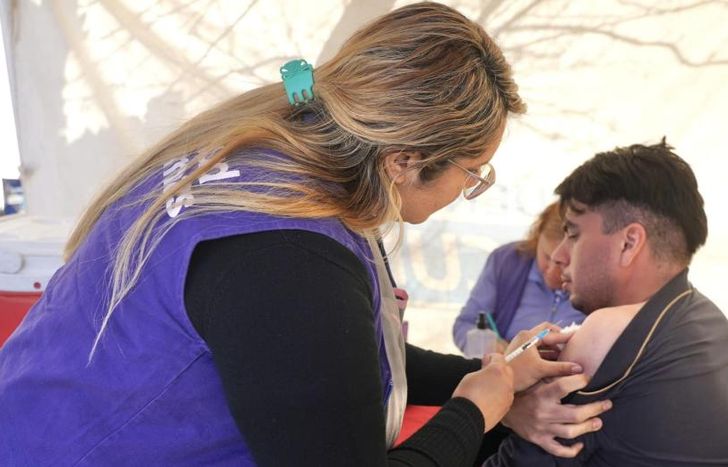 Continúa la campaña de vacunación Salud al paso, en Lomas.