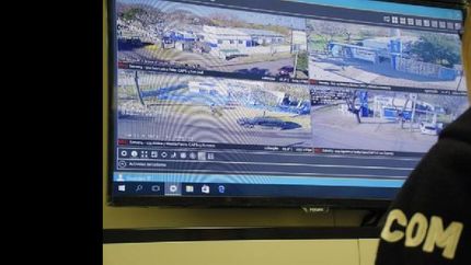 refuerzan la seguridad con camaras, alarmas e iluminacion en brown