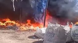El incendio provocó una enorme nube de humo.