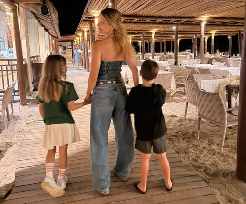 Marcela Kloosterboer con sus hijos. 