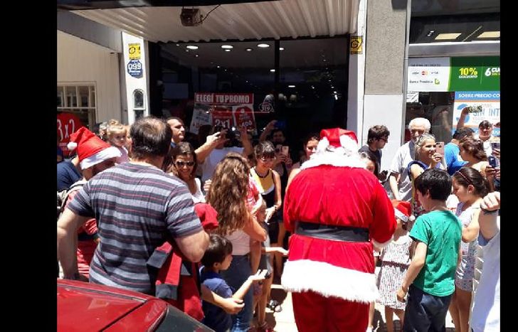 Papá Noel les repartió caramelos a los chicos, que esperaban ansiosos el suyo.
