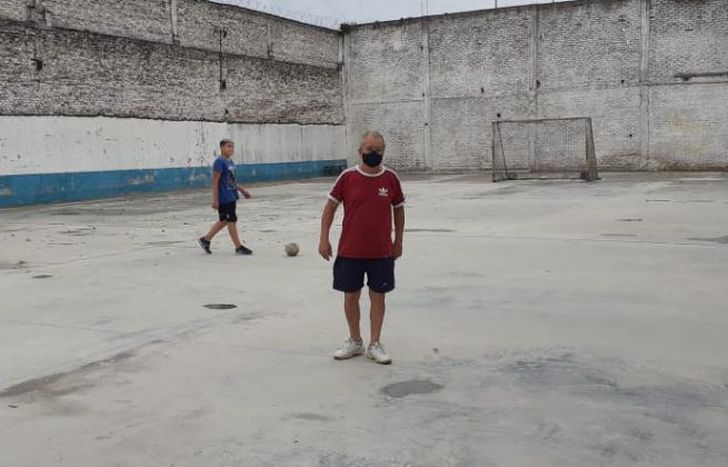 Su lugar en el mundo: Roberto en la cancha de su querido club.