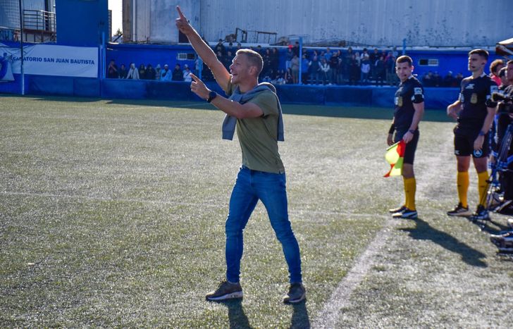 Nicolás Domingo dando órdenes a sus jugadores.