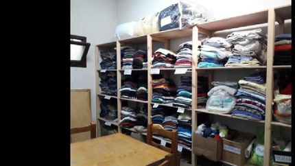 Cuentan con un ropero que fue creado gracias a las donaciones.