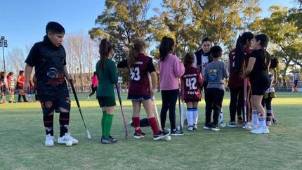Chicos y chicas de las escuelitas entrenaron en el Parque de Lomas.