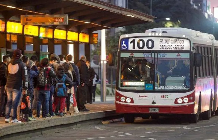 Empresas de colectivos que transitan por el AMBA decidieron reducir las frecuencias﻿.