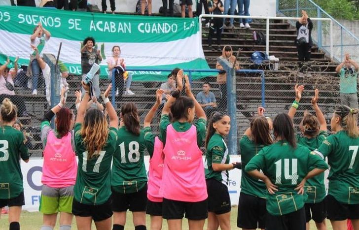 Así es la bandera bordada por la madre de Rocío Arrieta.