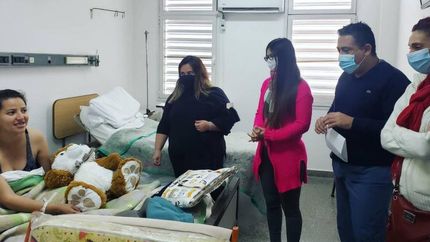 Leticia recibió una cuna y varios accesorios.