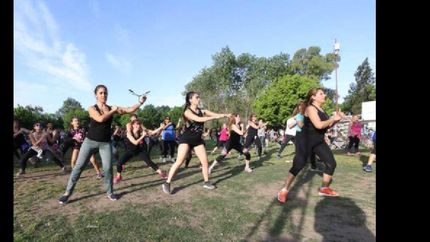 brindan clases y actividades deportivas gratuitas en los parques municipales de lanus
