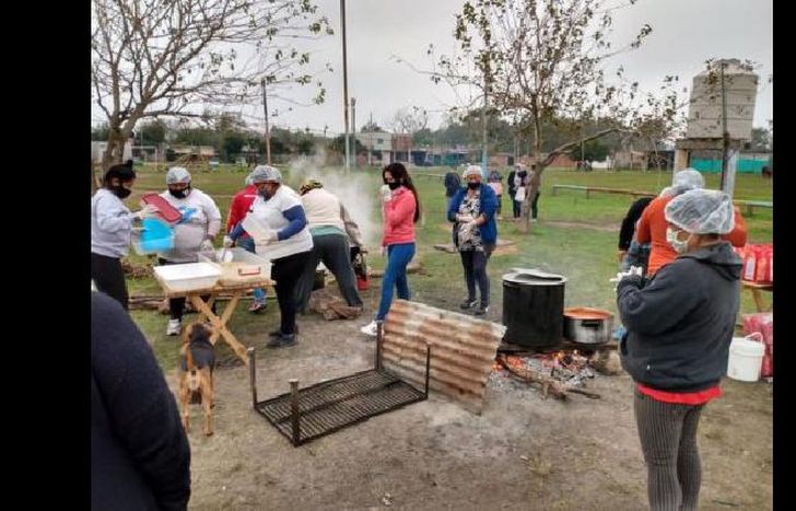 colaboran más de 50 voluntarios para abastecer a los vecinos que más lo necesitan.