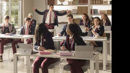 El choque entre los que lo tienen todo y los que no tienen nada que perder crea una tormenta que acaba en un asesinato.