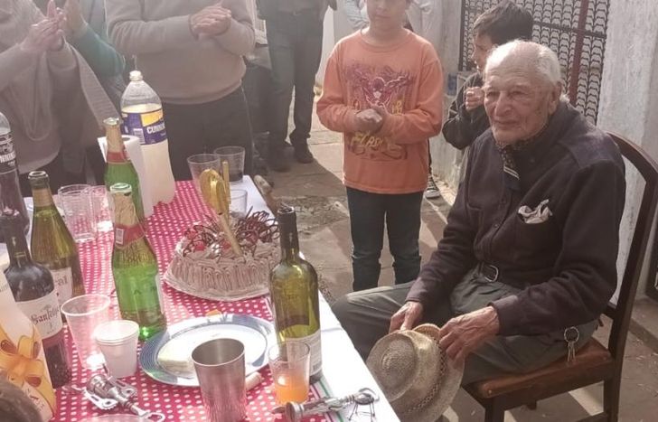 Sacaron la mesa a la vereda y lo recibieron con torta, bebidas y comidas para el festejo.