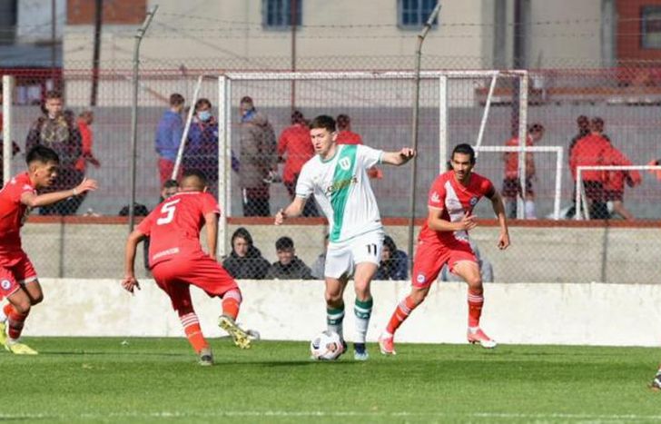 Eseiza no pudo terminar el primer tiempo de la Reserva.
