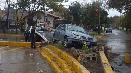 El auto terminó subido al boulevard.