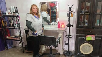 Bernarda se refugió en su peluquería para salir adelante y sobreponerse a las adversidades.