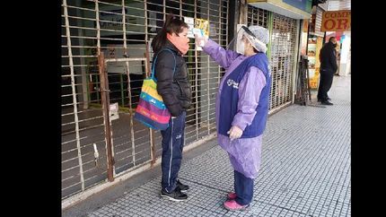 hacen testeos de temperatura a los vecinos de lomas y verifican si hay perdida de olfato