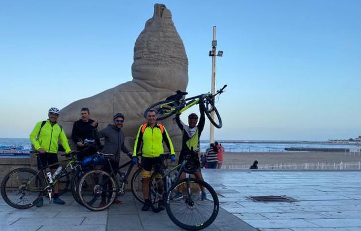 La meta: el grupo de amigos, felices por cumplir con la aventura.