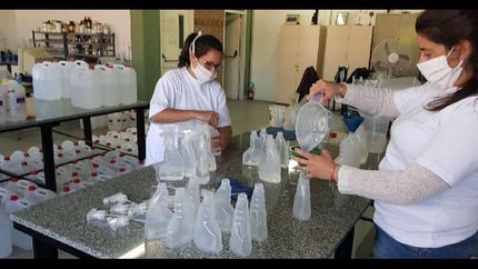 en la tecnica n°6, refuerzan la produccion de alcohol y mascaras para enfrentar la pandemia