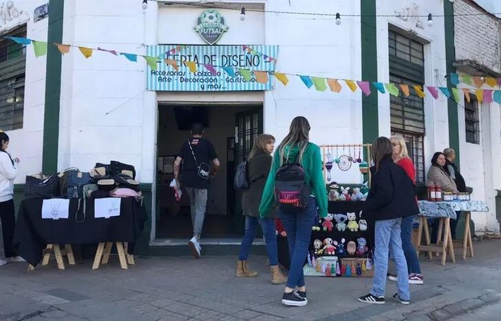 Las ferias cuentan con una gran concurrencia, tanto de emprendedores como de público.