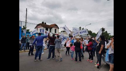 Durante la toma de los trabajadores afiliados a UPCN.