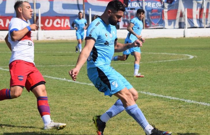 Alan Pérez llegó como refuerzo y se volvió una pieza fija de la defensa.